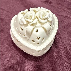 Source Unknown Vintage Cream Heart Jewelry Box with Roses